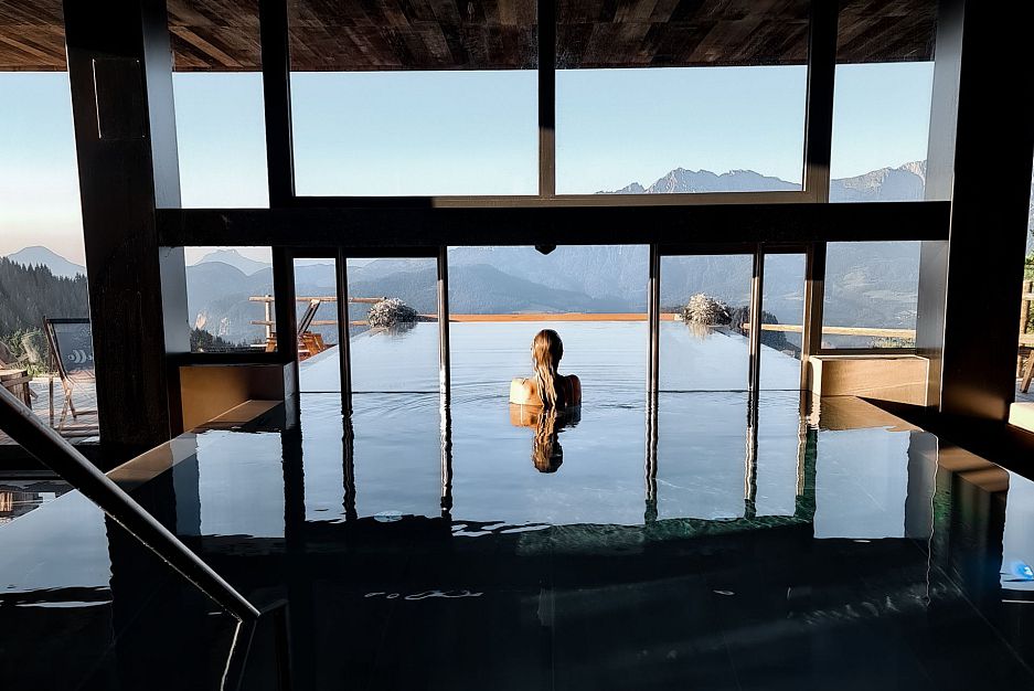 Panoramapool auf der Kraftalm in Itter mit Blick auf den Wilden Kaiser, Kitzbüheler Alpen, Tirol